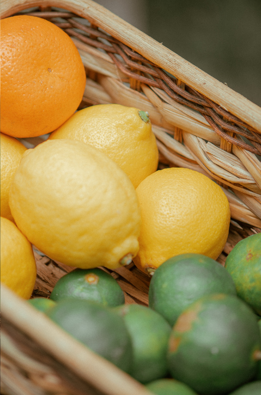 cesta con frutas cítricas,