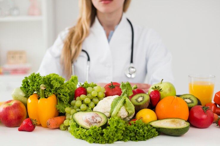 medico con frutas y verduras